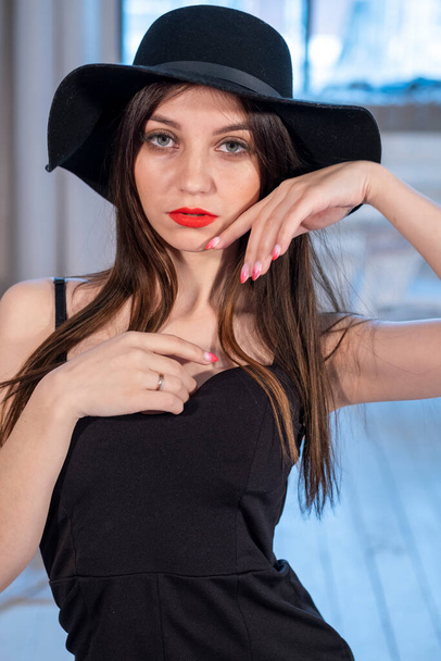 Retrato de uma jovem com maquiagem brilhante e um chapéu - Foto, Imagem