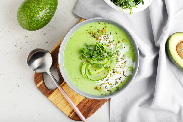Ciotola con gazpacho verde e avocado su sfondo chiaro - Foto, immagini