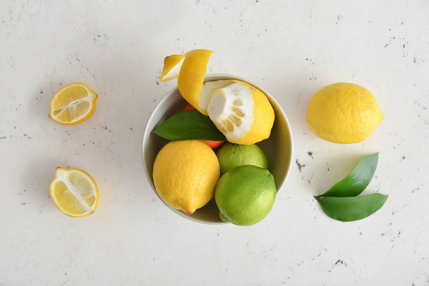 Mísa se zdravými citrusovými plody na světlém pozadí - Fotografie, Obrázek