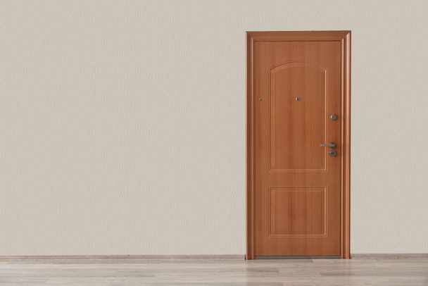 Blick auf verschlossene Tür in der Halle - Foto, Bild