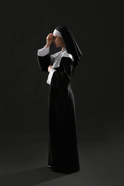 若いです祈る修道女暗い背景に - 写真・画像
