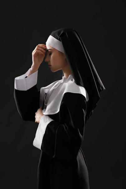 若いです祈る修道女暗い背景に - 写真・画像