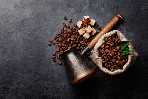 Grains de café torréfiés en sac de toile de jute et jezve turc. Vue du dessus plat avec espace de copie - Photo, image