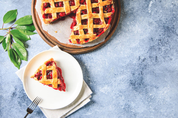 Смачний американський вишневий пиріг. Смачний домашній вишневий пиріг з блискучою корозією - Фото, зображення