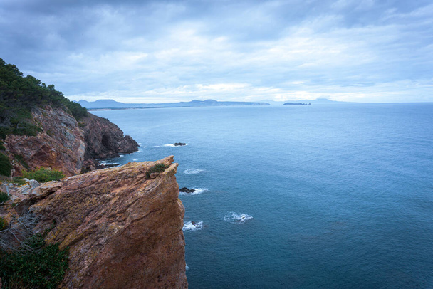 Средиземное море со скалой в облачный день - Фото, изображение