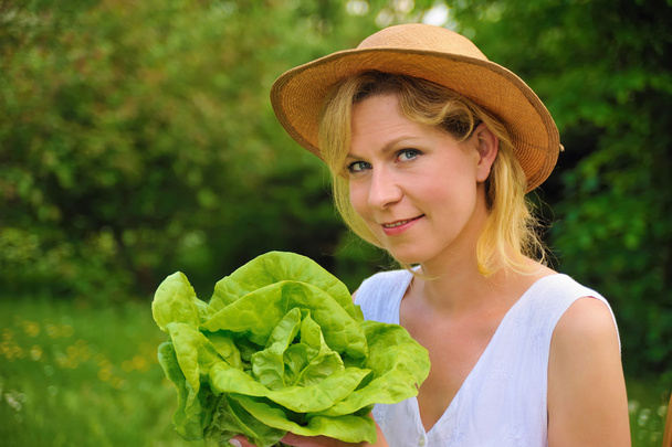 Young woman holding fresh lettuce - Foto, Bild