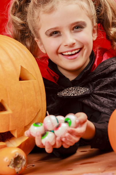 halloween - Kind im Halloween-Kostüm amüsiert sich auf Halloween-Party - Foto, Bild