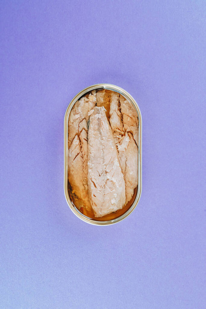 Filet z makreli w puszce na fioletowym tle - Zdjęcie, obraz