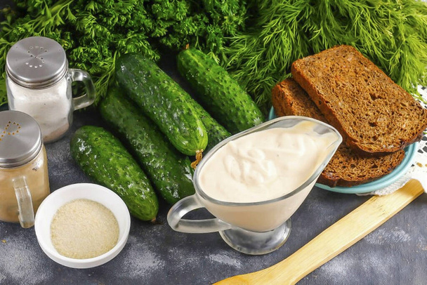 Bereid alle benodigde ingrediënten voor het maken van komkommercake. Zorg ervoor dat u komkommers te proberen voordat hakken, met uitzondering van bittere groenten, anders zullen ze de hele smaak van de schotel ruïneren! - Foto, afbeelding