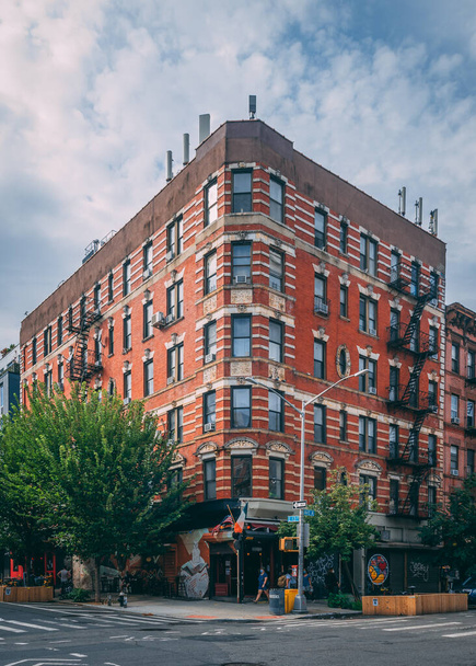 Architecture at the intersection of Avenue A and 13th Street, in the East Village, Manhattan, New York City - 写真・画像