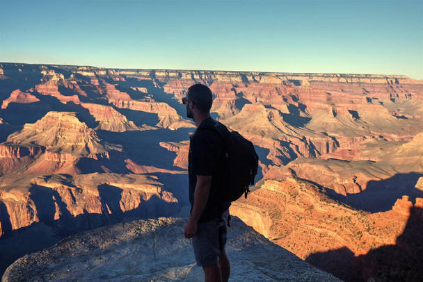 Caminante con mochila viendo impresionantes vistas del Gran Cañón, Arizona, EE.UU. - Foto, Imagen