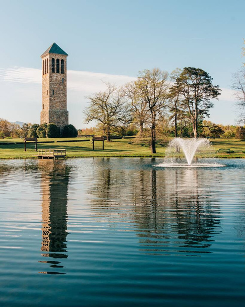 The Singing Tower and pond at Carillon Park, in Luray, Virginia - Zdjęcie, obraz