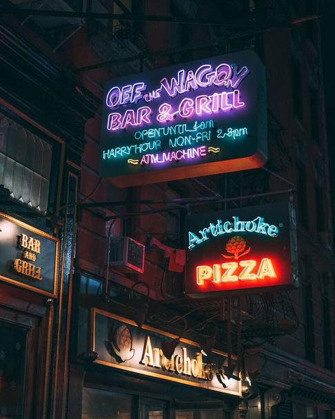 Neon signs on McDougal Street, in the West Village, Manhattan, New York City - Foto, imagen
