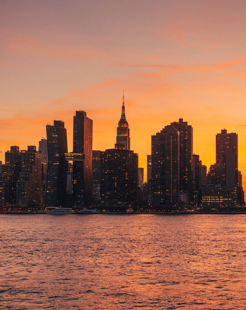 Sunset over the Manhattan skyline and East River from Long Island City, Queens, New York City - Fotografie, Obrázek
