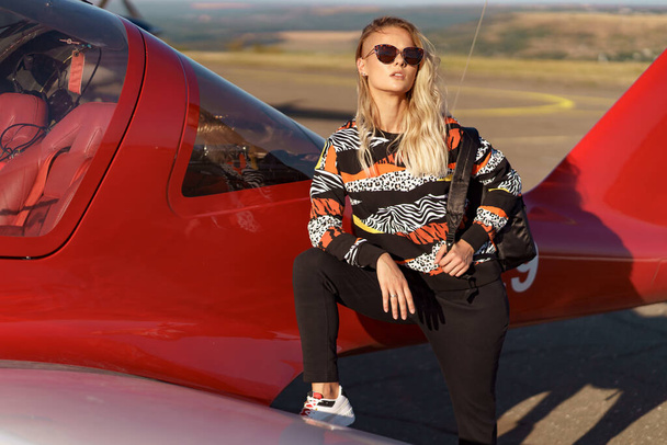Model posing in sport outfit and sunglasses - Valokuva, kuva