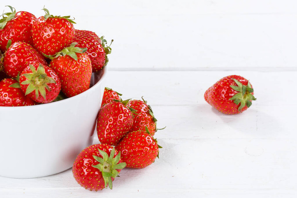 Fraises fruits fraises fruits dans un bol sur planche de bois nourriture - Photo, image
