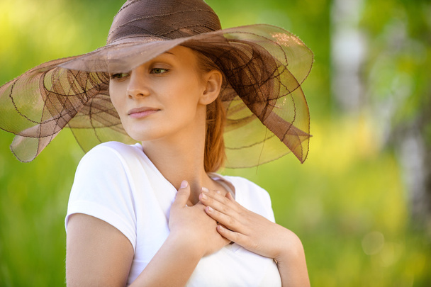 Detailní portrét usmívající se žena nosí klobouk - Fotografie, Obrázek