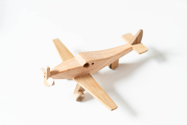 Przyjazny dla środowiska drewniany samolot zabawka na białym tle dla dzieci - Zdjęcie, obraz