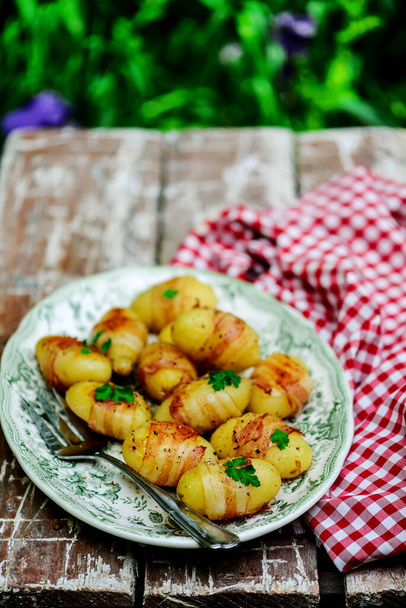 Gebakken aardappel met bacon.owtdoor foto.selectieve focus - Foto, afbeelding