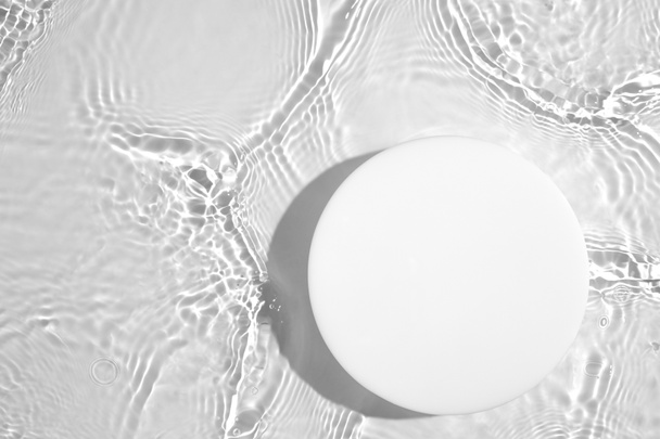 podium vide cercle blanc sur fond transparent d'eau claire avec espace de copie - Photo, image