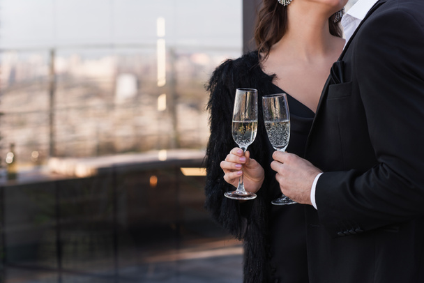 partial view of man and woman clinking glasses of champagne  - Foto, Imagen