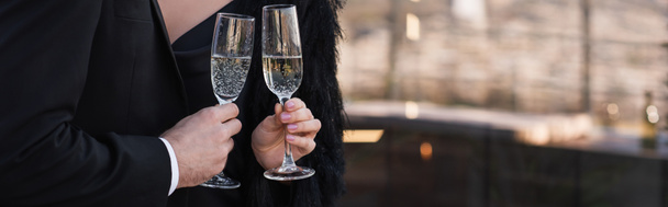 vue partielle de l'homme et de la femme cliquetis verres de champagne, bannière - Photo, image