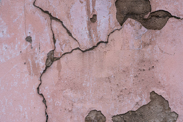 Vaaleanpunainen kipsi seinällä halkeamia abstraktina taustana - Valokuva, kuva