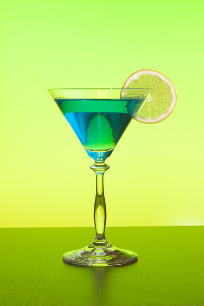 Cocktail in martini glass - Foto, afbeelding
