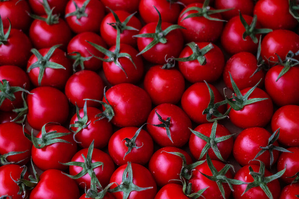 Tomates rojos en el mostrador - Foto, Imagen