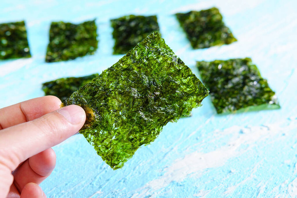 Knusprige Nori-Algen aus nächster Nähe. Japanisches Essen nori. Trockene Algenblätter. - Foto, Bild