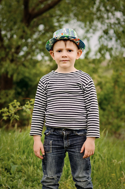 カラフルな青い帽子の少年は幸せ - 写真・画像