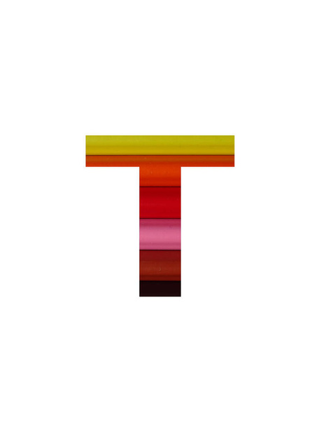 Letra T del alfabeto hecha con lápiz de colores, en amarillo, naranja, rojo, rosa, marrón - Foto, Imagen
