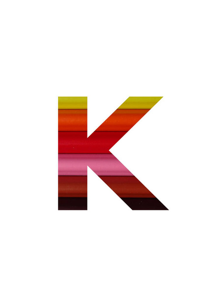 Letra K del alfabeto hecha con lápiz de colores, en amarillo, naranja, rojo, rosa, marrón - Foto, Imagen