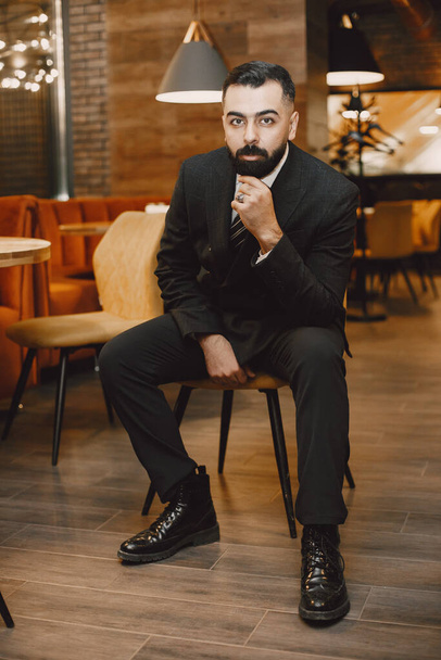 黒のスーツを着たスタイリッシュなビジネスマン - 写真・画像