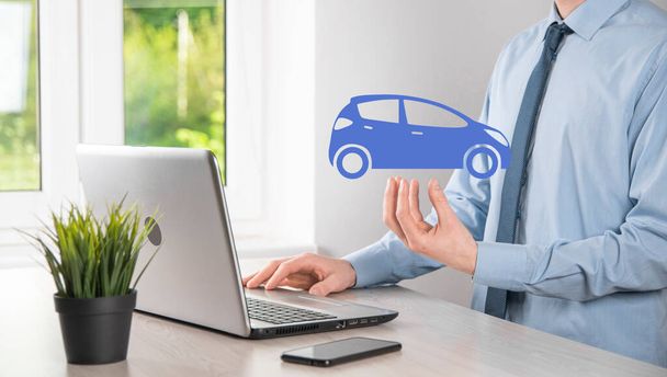 車のアイコンを保持する男のデジタル複合体車の自動車保険や車のサービスの概念。車のジェスチャーやアイコンを提供するビジネスマン. - 写真・画像