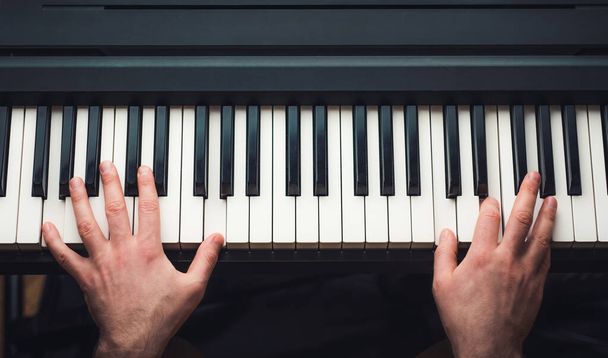Man playing piano - 写真・画像