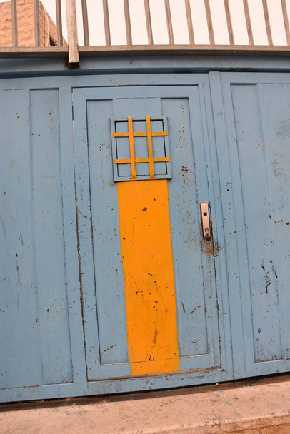 Jerusalem Israel 27. März 2021: orangefarbene Holztür mit einem Griff in der Mauer. Hochwertiges Foto - Foto, Bild