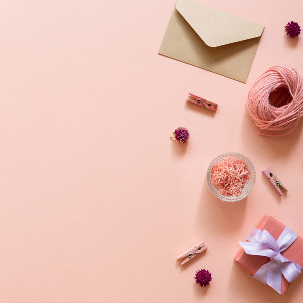 Composición de envoltura de regalo. Caja de regalo, sobre, flores secas sobre fondo rosa. plano, vista superior, espacio para copiar - Foto, imagen
