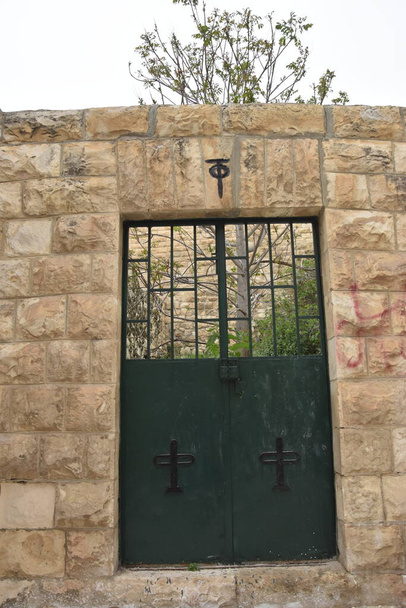 Jerusalém Israel 27 de março de 2021: verde metal na parede velha de tijolos brancos. Foto de alta qualidade - Foto, Imagem