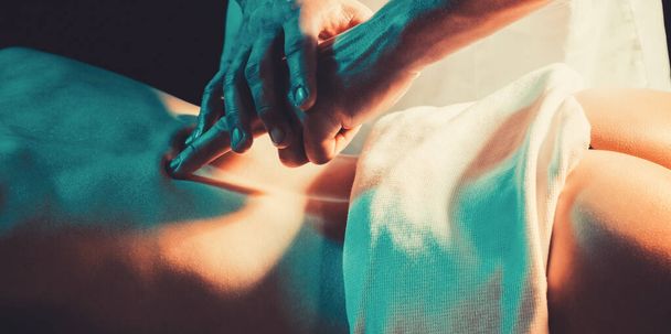 Масажир масажує жіночим тілом. Масаж для жінок, масаж для дівчат, масаж. Концепція лікування краси. Герапі, догляд за тілом, масаж. - Фото, зображення