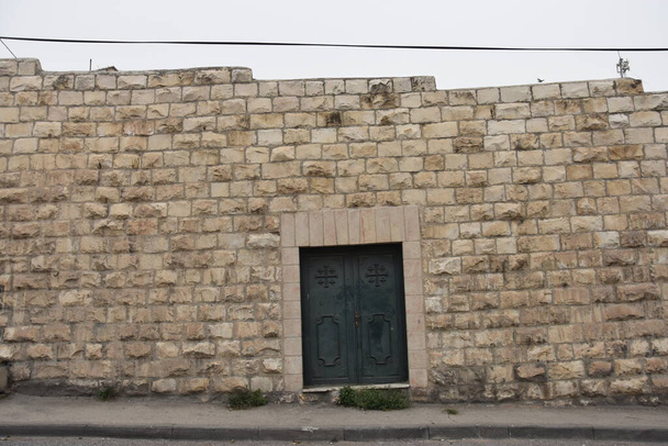 Kudüs İsrail 27 Mart 2021: Eski beyaz tuğlalardan yapılmış metal kapı. Yüksek kalite fotoğraf - Fotoğraf, Görsel