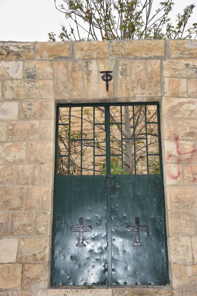 Jerusalem Israel 27 maaliskuu 2021: metallinvihreä vanha seinä valkoisia tiiliä. Laadukas kuva - Valokuva, kuva