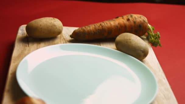 Aşçı patatesleri çok hoş bir atmosferde soyar. 4k görüntü görüntü tarifi - Video, Çekim