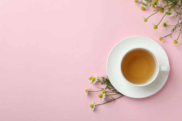 Cup of chamomile tea on pink background - Φωτογραφία, εικόνα