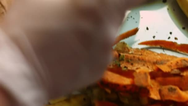 Aşçı havucu çok hoş bir atmosferde soyar. 4k görüntü görüntü tarifi - Video, Çekim
