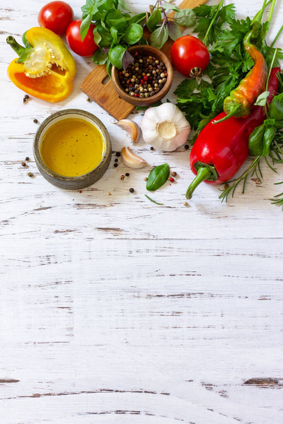 Arrière-plan assaisonné. Herbes, épices, huile d'olive et légumes frais et secs sur une table en bois.  - Photo, image