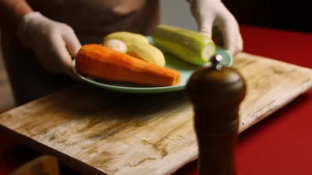 Le chef apporte les légumes à la table. 4k cinématographie vidéo recette - Séquence, vidéo