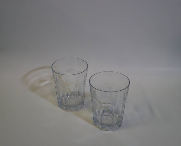 Beyaz arka planda iki küçük Cebelitarık içki bardağı. - Fotoğraf, Görsel