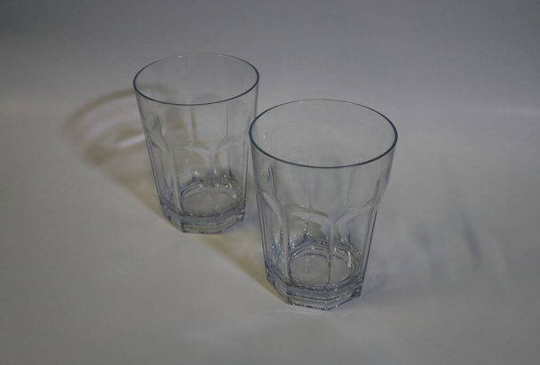 Kaksi pientä gibraltar juomalasit valkoisella taustalla - Valokuva, kuva