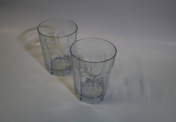 Kaksi pientä gibraltar juomalasit valkoisella taustalla - Valokuva, kuva